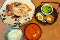 ごはん、お味噌汁、日替わりカゴ3点盛り