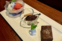 本日のアイス・手づくりクッキー、チョコクランチと生チョコレート・自家製ガトーショコラもしくは自家製カタラーナ（どちらかお選びください）・珈琲もしくは紅茶（どちらかお選びください）