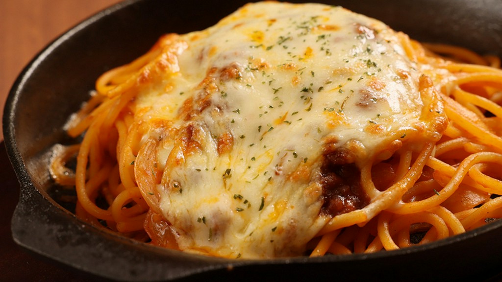 懐かしい味わいの『越治のミートチーズナポリタン』