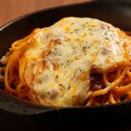 ナポリタンスパゲッティの上にたっぷりのチーズと薄くミートソースをかけて、オーブンで焼き上げています。頬張ると口の中いっぱいにとろけるチーズとパスタの旨みが広がります。女性を中心に人気のメニューです。