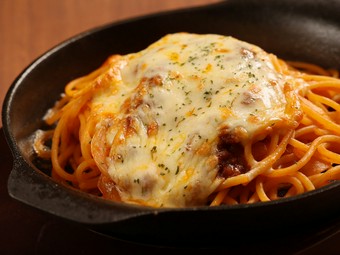 懐かしい味わいの『越治のミートチーズナポリタン』