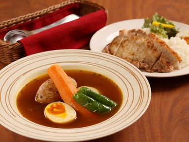 北海道の恵みをふんだんに使用した『トンテキと和だしのスープカレー』