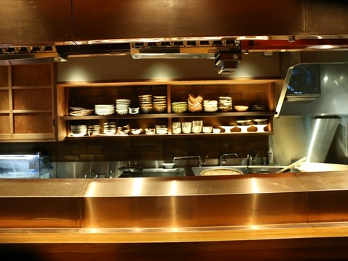 2階はカウンター席で天ぷらとお蕎麦のコースを提供