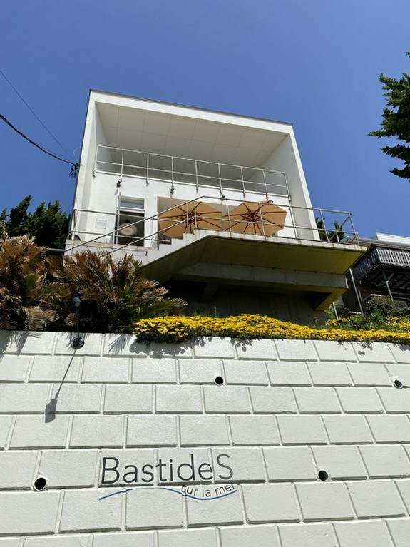 非日常のひと時へと導いてくれるシーサイドレストラン