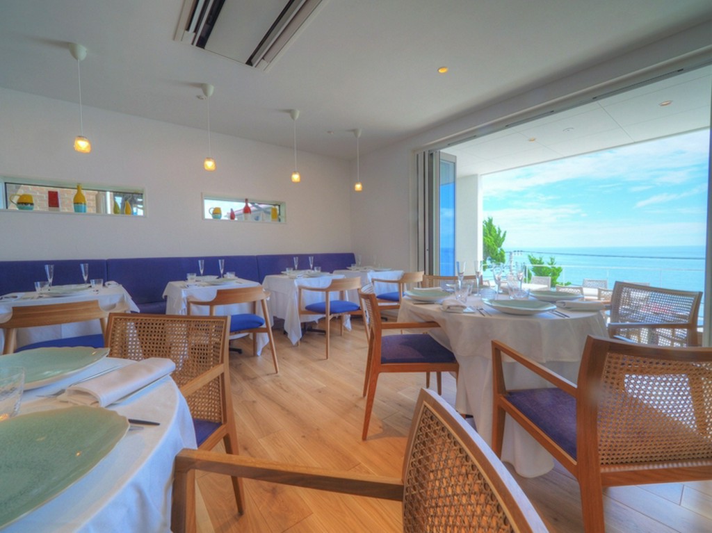 穏やかな海風が心地よく店内へそよぐ開放的な空間