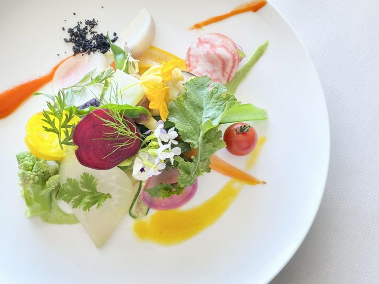 春夏秋冬の美しさを見せるスペシャリテ『鎌倉野菜のガルグイユ』