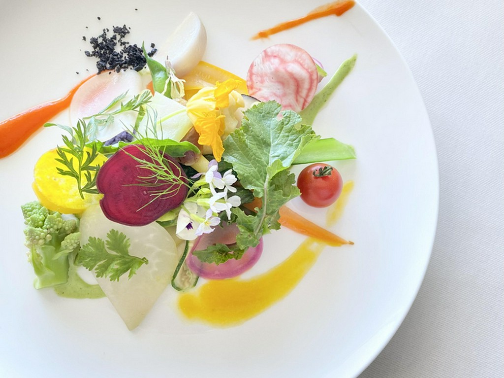 春夏秋冬の美しさを見せるスペシャリテ『鎌倉野菜のガルグイユ』