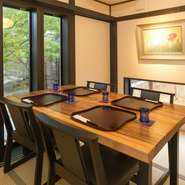 【個室4名席】中庭が見える個室席です。