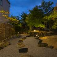 中庭の見える落ち着いた個室もご用意しております。洗練された料理を贅沢な空間でお愉しみいただけることも当店の自慢ですので、自分へのご褒美や誕生日・記念日など大切な人との会食、顔合わせなどにも最適です。