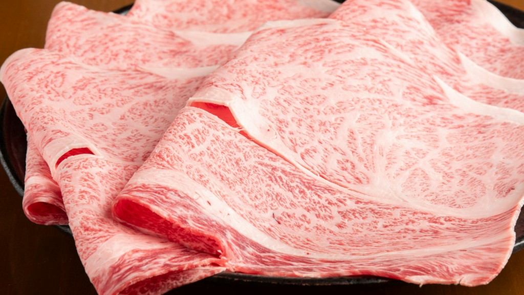 選び抜いた黒毛和牛雌牛を、一枚ずつ丁寧にカット