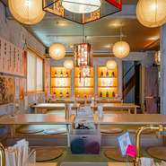 中国の装飾をモチーフにしたり、昭和レトロなポスターをあしらってみたりと、さまざまな雰囲気が入り交じる空間です。種類豊富なシャンパンは整然と並べられ、さながらオブジェのよう。