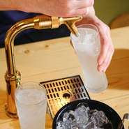 レモンサワー好きにはたまらない、レモンサワー限定2時間飲み放題があります。飲みたいタイミングでテーブルに直結している蛇口からそのまま注ぐだけ。注ぎたてのシュワッと感をいつでも満喫できます。