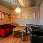 横浜の中華街で修業を積んだ経験を持つ料理長。手づくりにこだわった点心は、女性からも大好評です。豊富な点心とのペアリングには、シャンパンがおすすめ。ソファー席でゆったりとくつろぎ会話も弾みます。