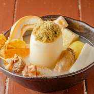 じっくりと炊いた鶏の旨みとコク深さを感じる看板メニューです。全11種類のおでん種から10種類を料理人がチョイス。味の変化を楽しみたい時には、自家製食べるラー油を加えるのがおすすめです。