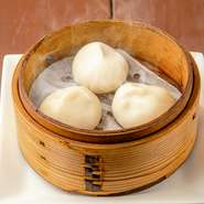 横浜中華街仕込みの本格的な味わいです。もちもちの皮の中には、豚挽肉や香辛料、野菜などを独自にブレンドした餡。レンゲに乗せて、秘伝のタレや針生姜と一緒に味わいます。
