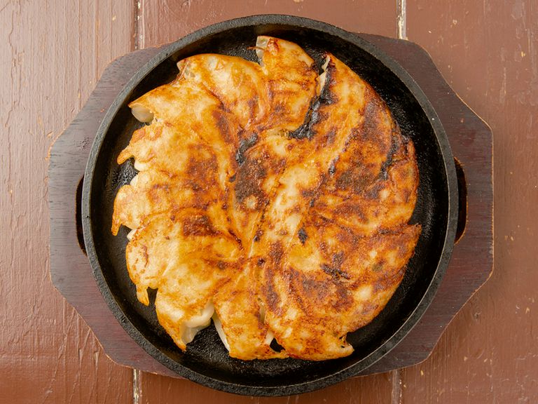 サクサク食感の皮とぎっしり入った餡のジューシーさが魅力『新名物 円盤餃子』