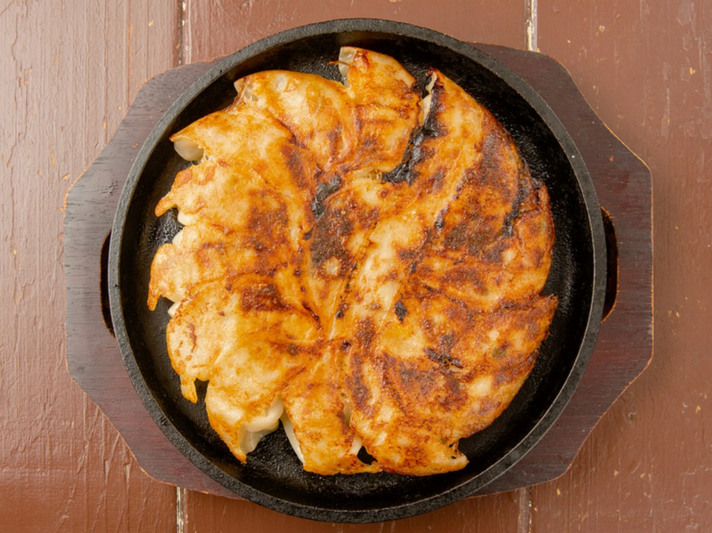 サクサク食感の皮とぎっしり入った餡のジューシーさが魅力『新名物　円盤餃子』