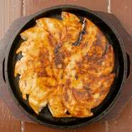 鉄板の隙間がないほど盛り付けられた羽根付き餃子は『レモンサワー』との相性が抜群。ぱりぱりに焼きあげられた皮と、旨みしたたる餡が見事にマッチ。こちらも店内で包んでいる自家製です。