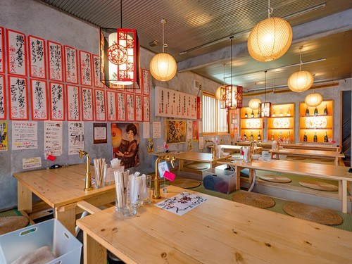 1Fは掘りごたつ、2Fはテーブル席＆座敷席を完備