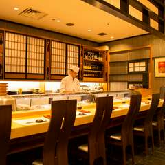 上質ながら和やかなムードを演出。入りやすい和風モダンの店内