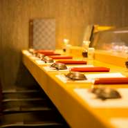 複合商業施設内にある店舗なので、女性一人、観光や出張時など、1名で利用するゲストが多いのも特徴です。カウンター席に座り、今日のオススメのネタと日本酒を一杯。優雅に一人で過ごすひとときはいかが。