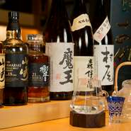 店長である川澄氏は利き酒師としても活躍。その技を活かし、鮨とお酒の組み合わせを提案してくれます。また、ワインや焼酎なども豊富に取り揃えているので、好みに合わせてぜひお試しあれ。