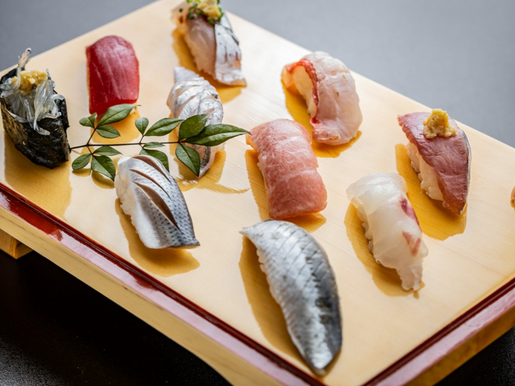 地元で水揚げされたばかりの鮮魚に舌鼓。駿河湾からの恵みを味わう『特選地魚　10貫』