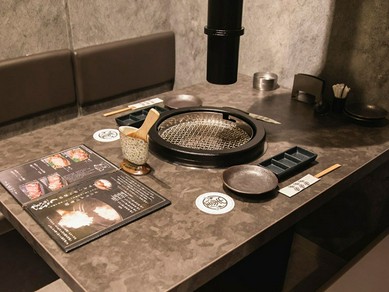 ゆったりとくつろげる落ち着いた雰囲気の店内