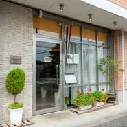 ナチュラルなインテリアや観葉植物がくつろぎ感をアップする店内は、6名様以上で貸切利用が可能。人数やシーンに応じて、テーブルと椅子のレイアウト変更もOKです。詳細は店舗にお問い合わせください。