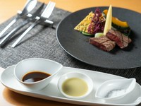 塩（トリュフ塩など）、わさびソース、洋風ソース（赤ワインソースなど）の3種を提供。