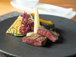 フレンチ＆鉄板焼の技で繰り出す『熟成国産牛フィレのグリル』