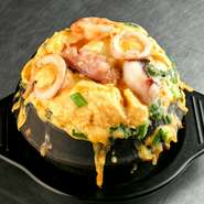 韓国の蒸し卵料理です。卵に空気を含ませ焼き上げるので、できあがりはとてもふっくら。口に含むと卵の部分はシュワシュワと泡が弾けるように溶けはじめ、魚介のおいしさを楽しめます。