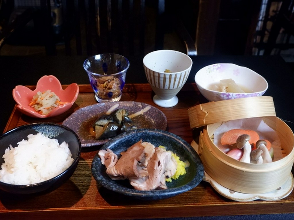 ランチ一番人気！「北信州の野菜たっぷり懐石小鉢御膳定食(竹)」