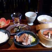 【その日採れた野菜の顔を見て作る！あつらえ定食 （竹）
「北信州野菜たっぷり！懐石小鉢定食」】 
本日のメインディシュ+１汁+三菜+ごはん+デザート+飲み物。 
詳しくはコースページ参照　