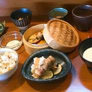 【その日採れた野菜の顔を見て作る！あつらえ定食 （松）
「北信州を食らう！あっぱれご長寿懐石小鉢定食」】
本日のメインディシュ+１汁+５菜+ごはん+デザート+飲み物。 
詳しくはコースページ参照　