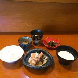 ランチ３番人気！「量控えめ、ヘルシー懐石小鉢御膳定食」（梅）