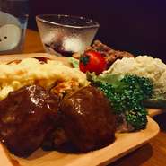 2歳～6歳くらいのお子様向けです。自家製ケチャップ＆トマトソースで仕上げました。
野菜＆食材はこれ1色で18品目以上。野菜嫌いのお子さまも知らず知らずのうちに食べれるとママ絶賛のお子さまランチ。