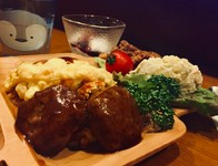 2歳～6歳くらいのお子様向けです。自家製ケチャップ＆トマトソースで仕上げました。
野菜＆食材はこれ1色で18品目以上。野菜嫌いのお子さまも知らず知らずのうちに食べれるとママ絶賛のお子さまランチ。