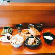 【その日採れた野菜の顔を見て作る！あつらえ定食 （松）
「北信州を食らう！あっぱれご長寿懐石小鉢定食」】
本日のメインディシュ+１汁+５菜+ごはん+デザート+飲み物。 
詳しくはコースページ参照　