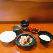 【その日採れた野菜の顔を見て作る！あつらえ定食 （梅）
「量控えめ、ヘルシー懐石小鉢御膳定食」】
本日のメインディシュ+１汁のみ
詳しくはコースページ参照　