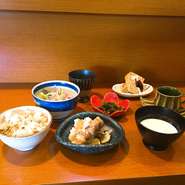 【その日採れた野菜の顔を見て作る！あつらえ定食 （竹）
「北信州野菜たっぷり！懐石小鉢定食」】 
本日のメインディシュ+１汁+三菜+ごはん+デザート+飲み物。 
詳しくはコースページ参照　