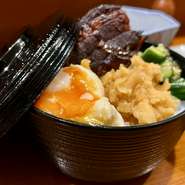 【極厚5㎝はみ出す背徳感！でも身体に優しい？みゆき豚をトロ旨で食らう】
脂が甘くて旨いと人気のバラ肉
を塩麹で熟成後、醤油麹と野菜葉材の特製たれで15時間
箸で切れる柔らかさに驚いて
詳しくはコースページへ