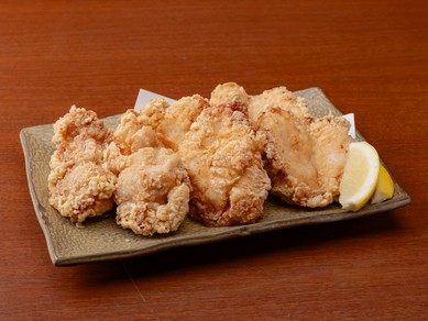 人気の唐揚げを食べ比べ。二つの味わいを満喫『鳥彦名物　唐揚げ　もも・むね食べ比べセット』