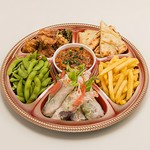 ・カレー1品
・チーズナン＆バターナン
・揚げ物
・サラダ
・タンドリーチキン
・チリチキン
・ポテトフライ
・シーカバブ
・チキン唐揚げ