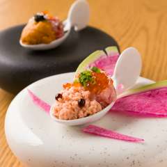 ワンスプーンで楽しむ、山海の恵み『一口の金魚、一口の至福』