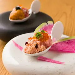 ワンスプーンで楽しむ、山海の恵み『一口の金魚、一口の至福』