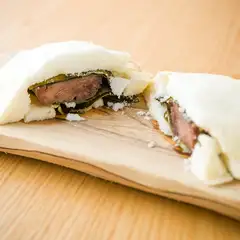 時間をかけて、素材の味わいを最大限に引き出した『牛タン塩窯焼き』