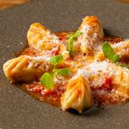 アメリカで伝説のイタリア料理店を営む世界的シェフ、マーク・ヴェトリ氏のレシピを京都産など国産＆ヨーロッパの上質食材で紡ぎ、京都中心部で提供。本格料理を気取りのない雰囲気で楽しめ、くつろぎ感も抜群です。