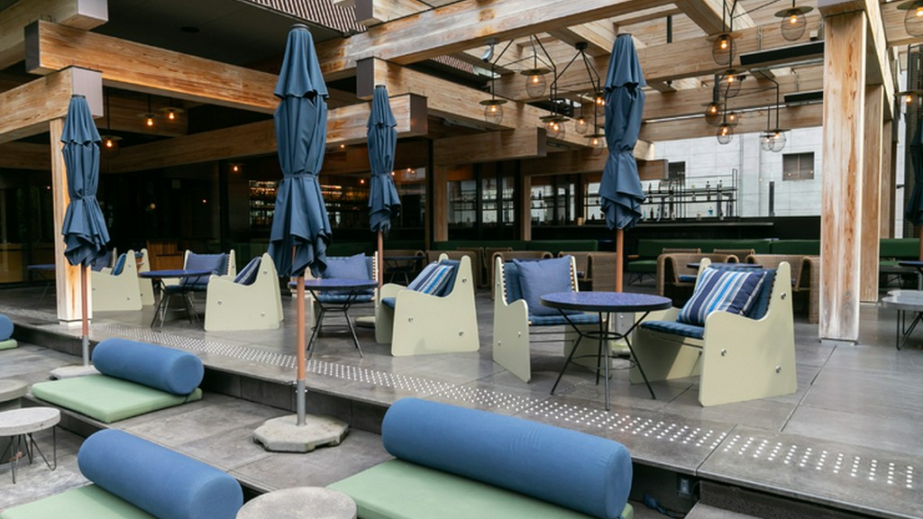 「新風館」の中庭を望む屋上に開放感あふれるテラス席を設え