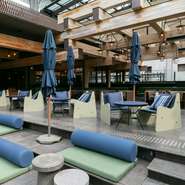 店名の“Rooftop Bar”のとおり、京都中心部の贅沢な屋上空間にテラス席をゆったり配置。四季折々の古都の情景、光や風を感じながら、極上イタリアンを堪能できます。イルミネーションが輝く夜の風情も素敵です。